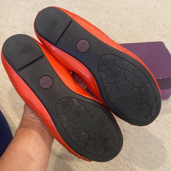 Coral bow peep toe flats by Me too. Size 7.5 - Picture 4 of 5